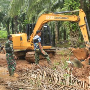 TMMD Kodim 1009 Tanah Laut Pasang Gorong-gorong Atasi Genangan Air