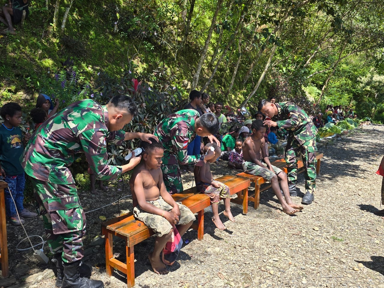 Terapkan Pola Hidup Rapih, Satgas Yonif 715/Mtl Berikan Layanan Potong Rambut Gratis dan Gunting Kuku kepada Masyarakat Puncak Jaya