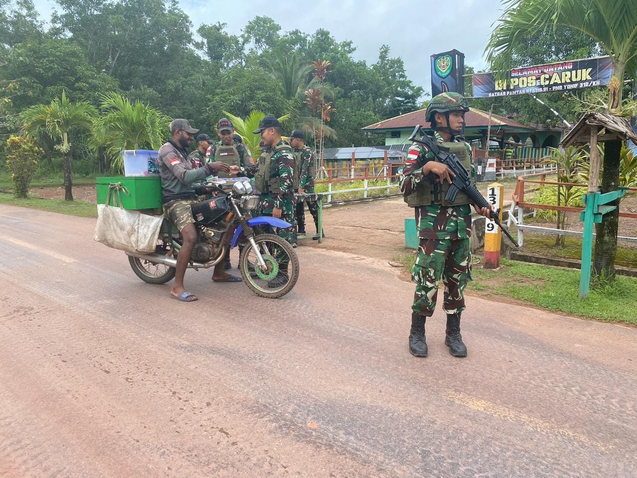 TNI Menyapa Rakyat dengan Hati: Jumat Penuh Berkah di Kampung Caruk