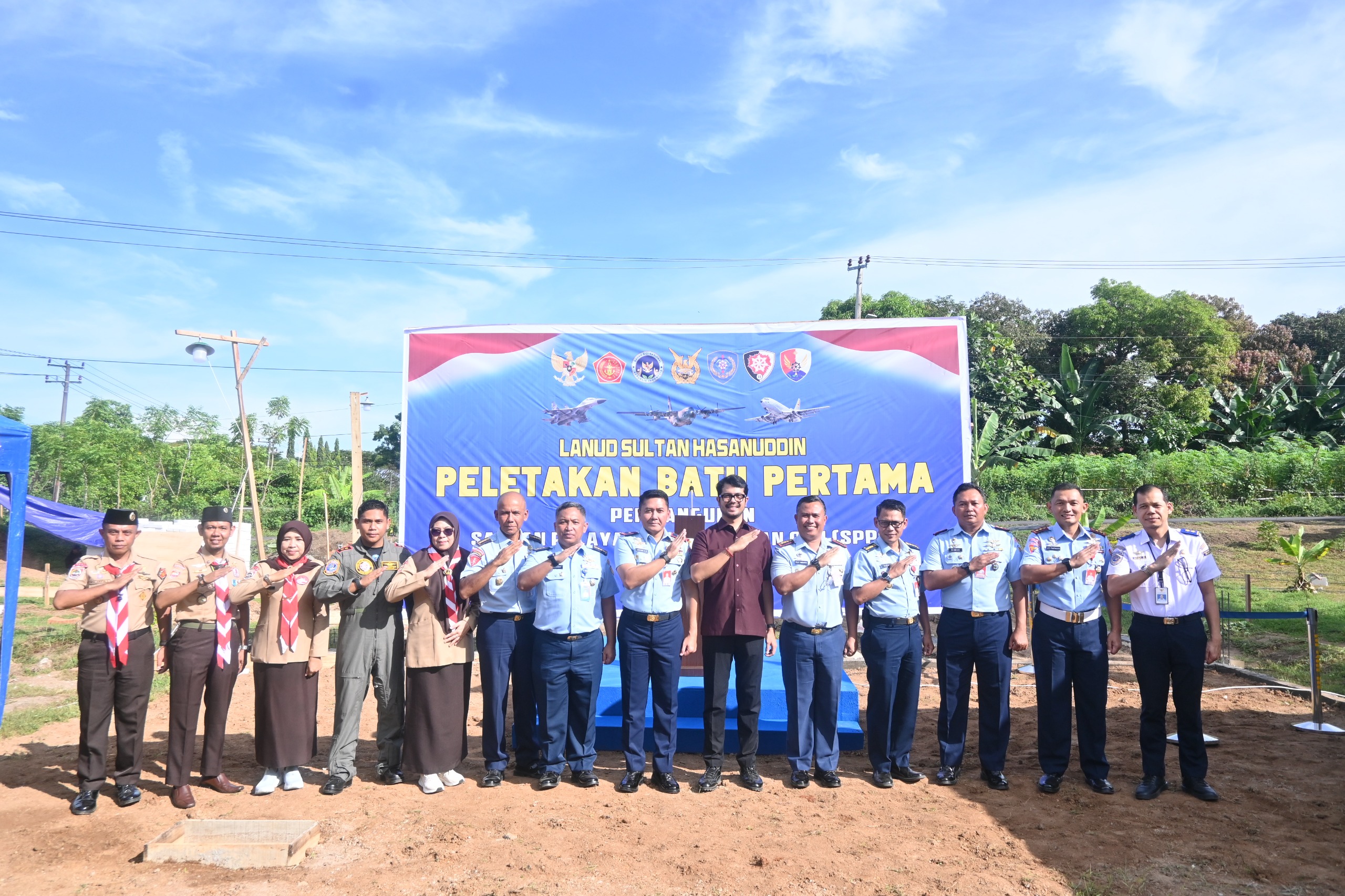 Danlanud Sultan Hasanuddin Melakukan Peletakan Batu Pertama Pembangunan Satuan Pelayanan Pemenuhan Gizi