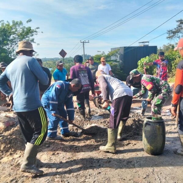 Babinsa Bersama Warga Kompak Lakukan Gotong Royong