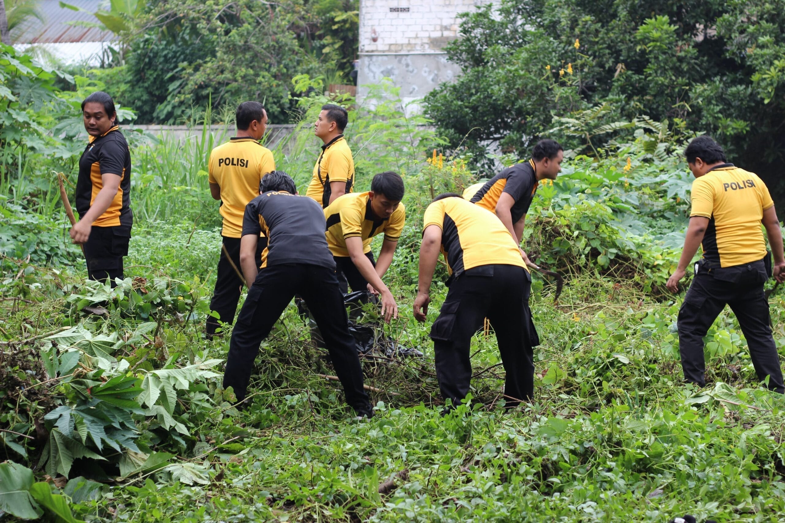 Sambut HUT Bhayangkara ke-79, Polres Tuban Gelar Aksi Bersih-Bersih Sungai