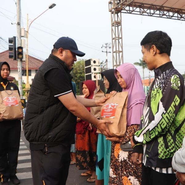 Tak Hanya Jaga Keamanan, Polres Tuban Layani Kesehatan dan Administrasi Masyarakat di CFD