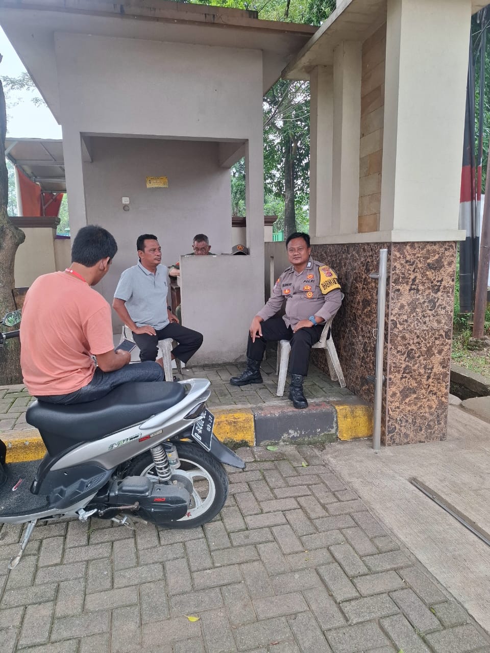 Pererat Kedekatan dengan Warga, Bhabinkamtibmas Desa Talaga Sambangi Tokoh Masyarakat