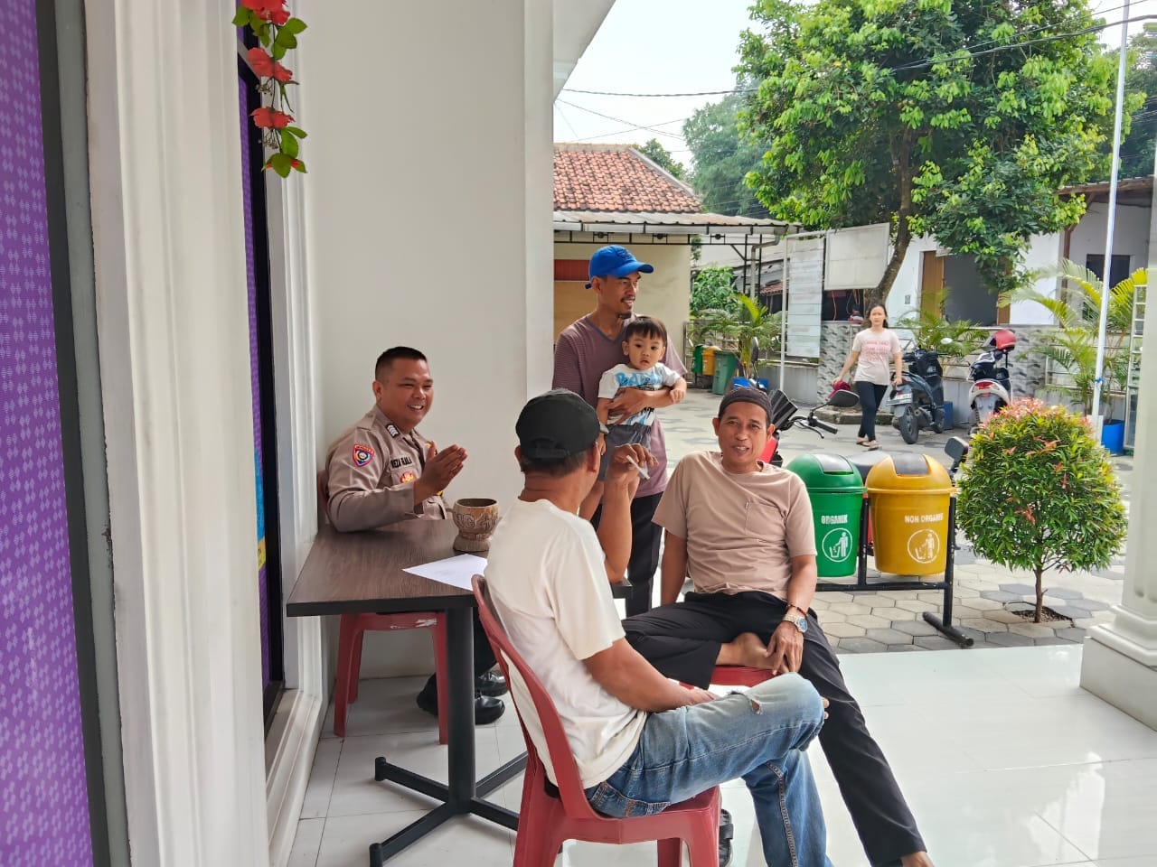 Jalin Komunikasi, Bripka Reza Sambangi Kampung Bojong