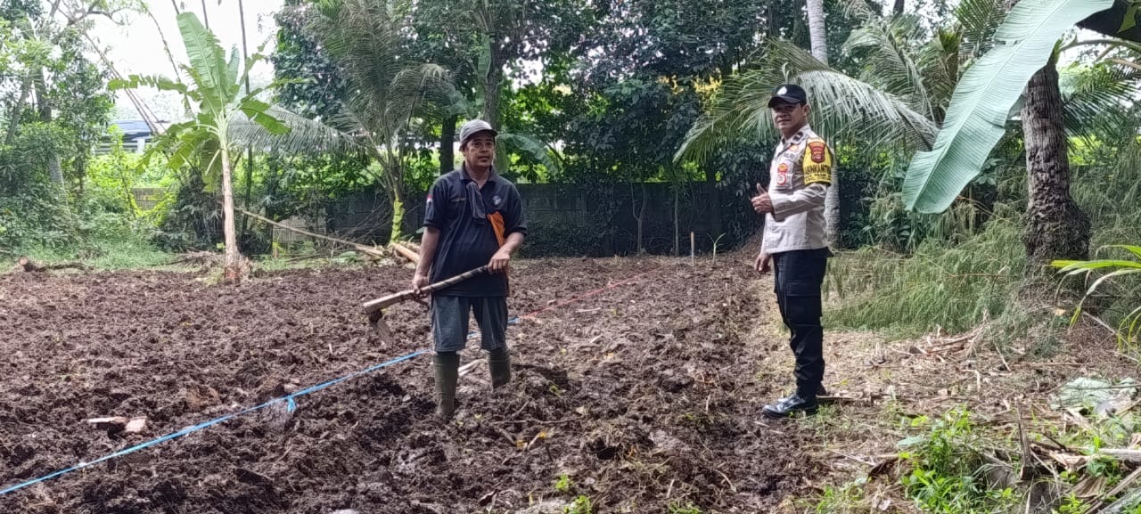 Bhabinkamtibmas Desa Pasir Jaya Sambangi Warga Dukung Program Ketahanan Pangan Lestari