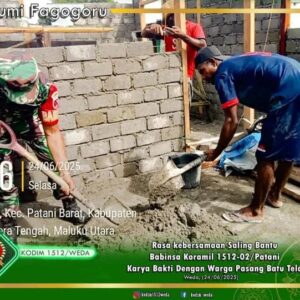Babinsa Koramil 1512-02/Patani Bantu Pasang Batu Tela Rumah Warga Binaannya