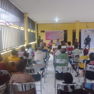 Agar Berjalan Lancar dan Tepat Sasaran, Babinsa Koramil 1710-07/Mapurujaya Dampingi Penyaluran Bantuan Kepada Masyarakat