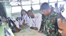 TNI AL Tanamkan Semangat Bela Negara kepada Pelajar Papua Lewat Kunjungan ke KRI Teluk Weda-526