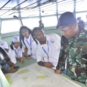 TNI AL Tanamkan Semangat Bela Negara kepada Pelajar Papua Lewat Kunjungan ke KRI Teluk Weda-526