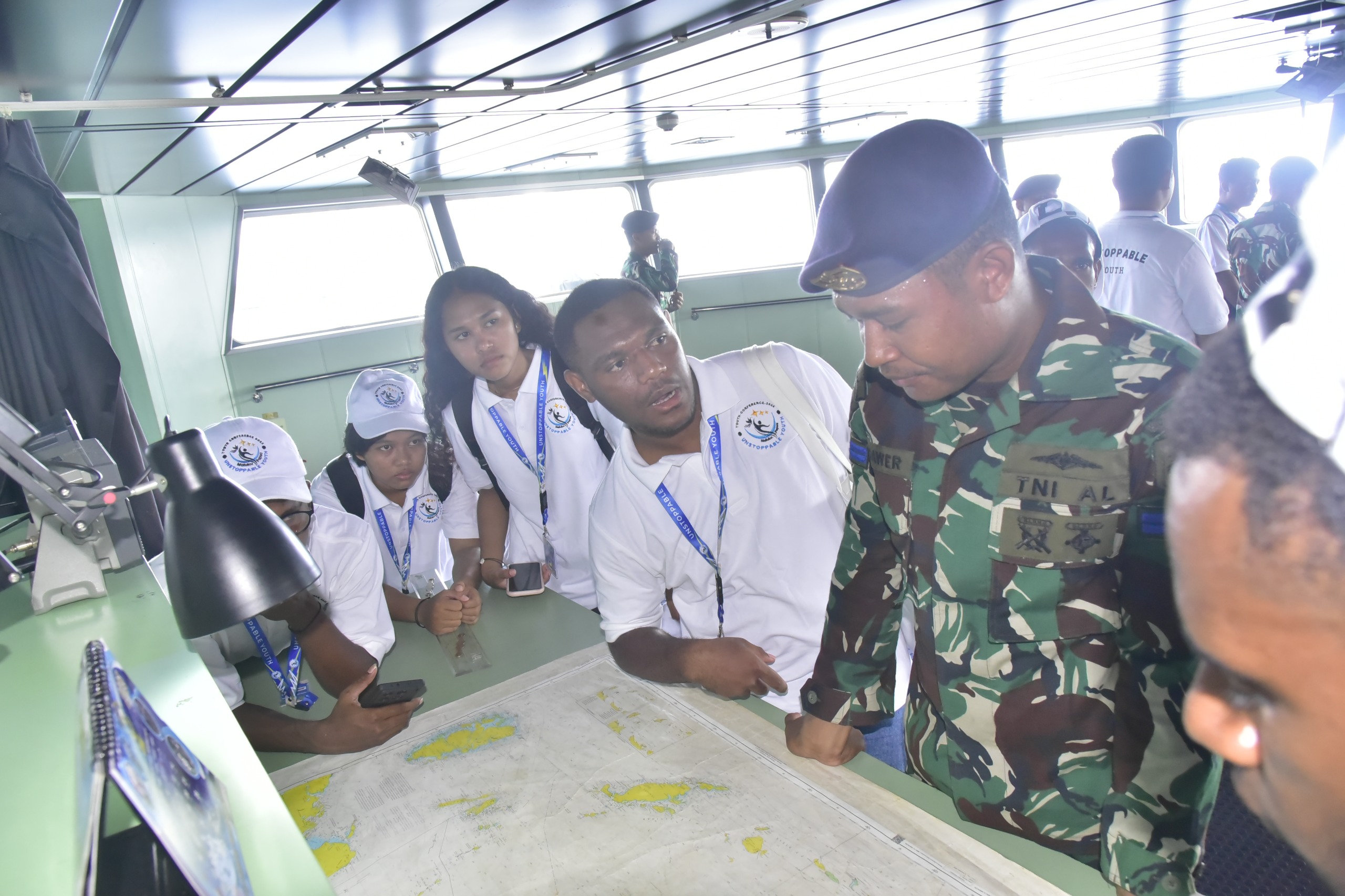 TNI AL Tanamkan Semangat Bela Negara kepada Pelajar Papua Lewat Kunjungan ke KRI Teluk Weda-526