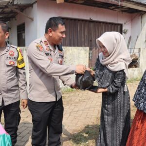 Polresta Tangerang Bagikan Sembako kepada Warga Sodong dalam Rangka Hari Bhayangkara ke-79