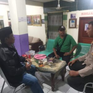 Bhabinkamtibmas Kelurahan Sukamulya Lakukan Sambang, Sampaikan Pesan Kamtibmas kepada Ketua RW