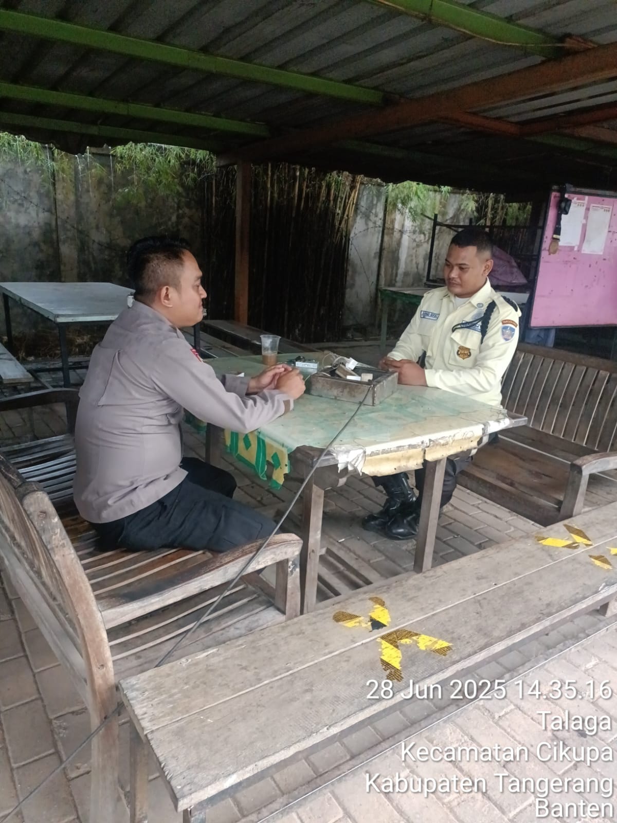 Bhabinkamtibmas Desa Sukanagara Sambangi Satpam PT HDP, Sampaikan Pesan Kamtibmas