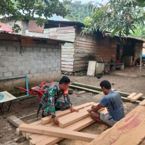 Babinsa Koramil 1505-04 Oba Bantu Warga Buat Kusen Pintu Rumah