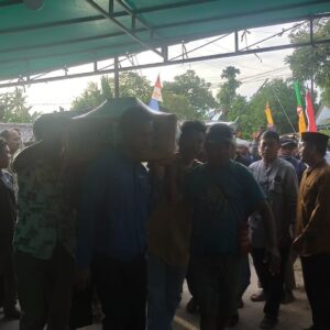 Isak Tangis Sambut Jenazah Haji Abdulrahman Tiba di Sorong PBD