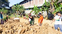 Bersama Warga Tlumbung, Babinsa Sumberrejo Bojonegoro Bersih-Bersih Area Makam