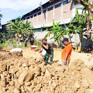 Bersama Warga Tlumbung, Babinsa Sumberrejo Bojonegoro Bersih-Bersih Area Makam