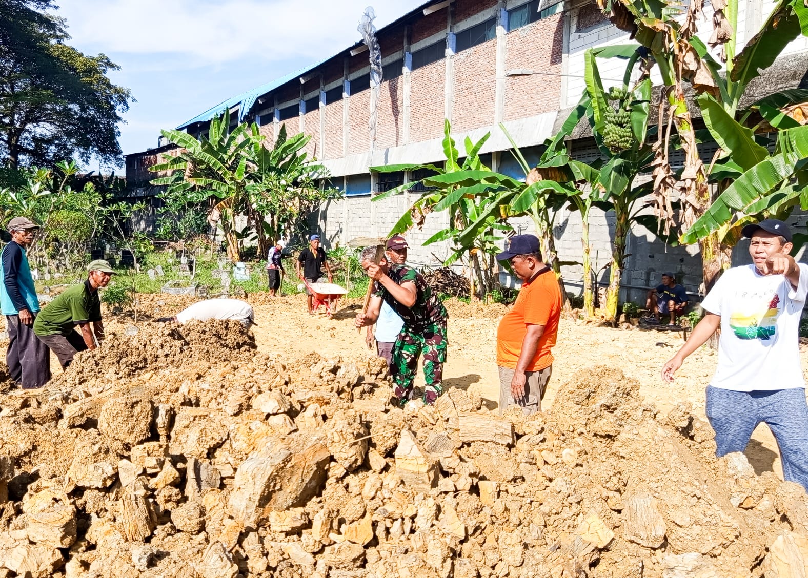 Bersama Warga Tlumbung, Babinsa Sumberrejo Bojonegoro Bersih-Bersih Area Makam
