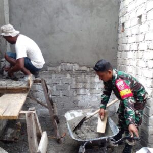 TNI Peduli, Babinsa Bantu Plester Dinding Rumah Warga