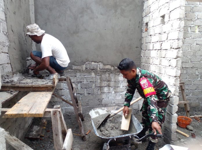 TNI Peduli, Babinsa Bantu Plester Dinding Rumah Warga