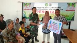 Kawal Penyaluran BLT, Babinsa Jonggon Jaya Pastikan Bantuan Diberikan Tepat Sasaran