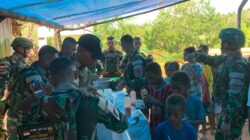 Satgas Yonif 126/Kala Cakti Pos Kombut Berbagi Sembako dan Hangatkan Suasana Lewat Makan Bakso Bersama Warga