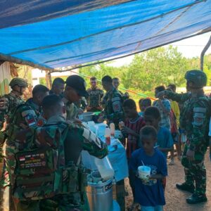Satgas Yonif 126/Kala Cakti Pos Kombut Berbagi Sembako dan Hangatkan Suasana Lewat Makan Bakso Bersama Warga