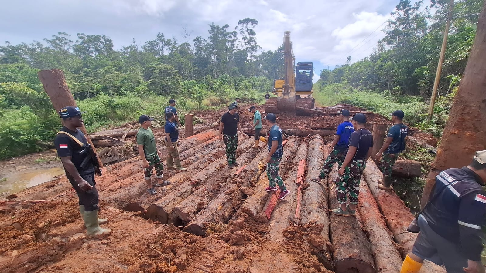 Bhakti TNI Satgas Yonif 312/KH, Bangun Jembatan Demi Kesejahteraan Warga Sipias