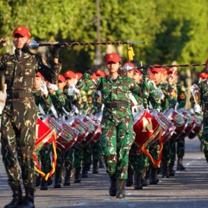 Prajurit TNI dan Lokananta Berlatih di  Boulevard Bersejarah Paris