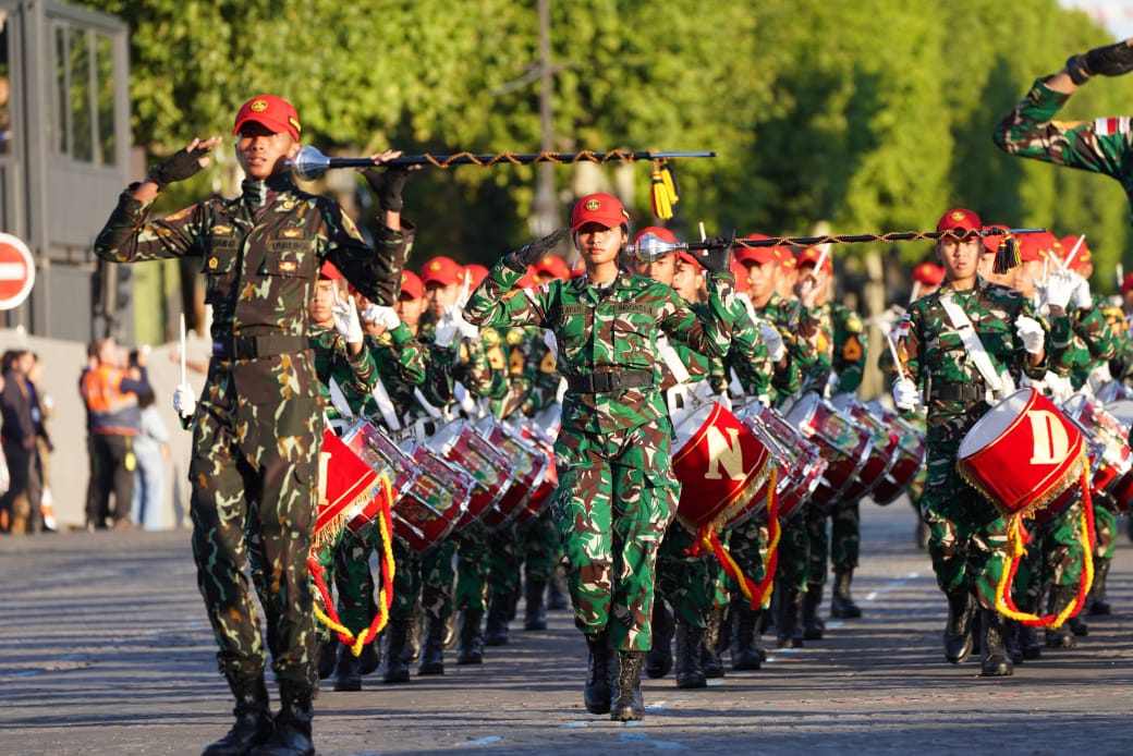 Prajurit TNI dan Lokananta Berlatih di Boulevard Bersejarah Paris