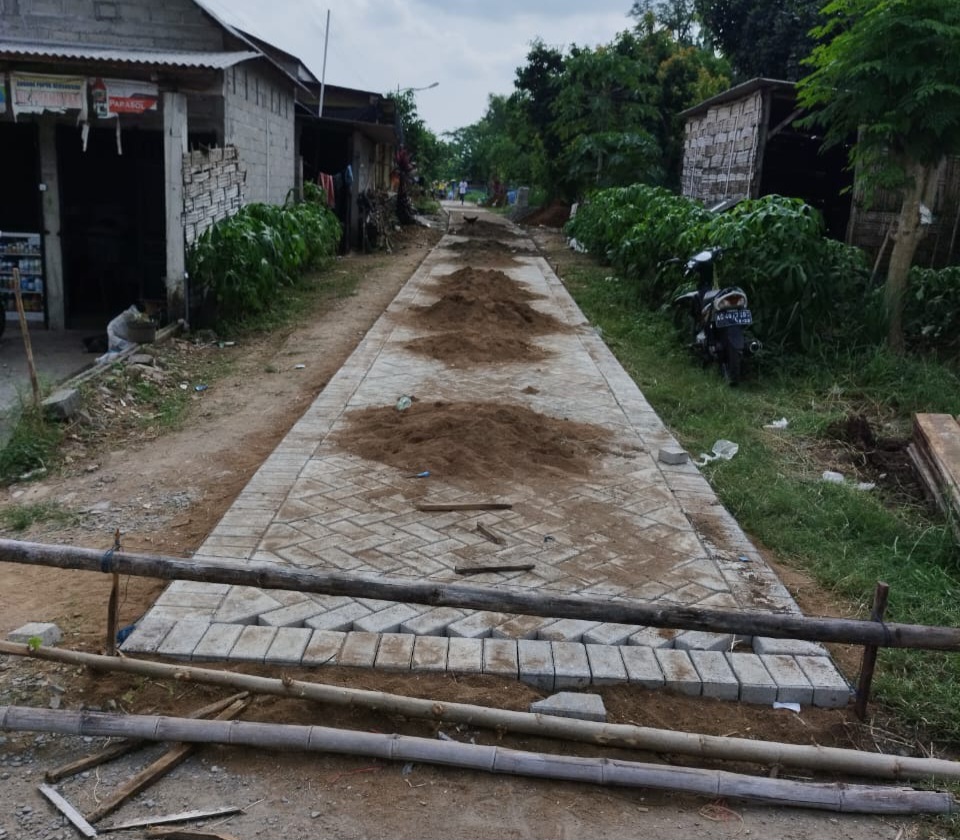 Pemdes Wates Bangun Jalan Paving, Guna Lancarkan Perekonomian Masyarakat