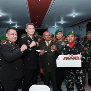 Sinergitas TNI-Polri Terlihat di Hari Bhayangkara, Kodim 1505 Tidore Beri Kejutan Ulang Tahun untuk Polresta Tidore