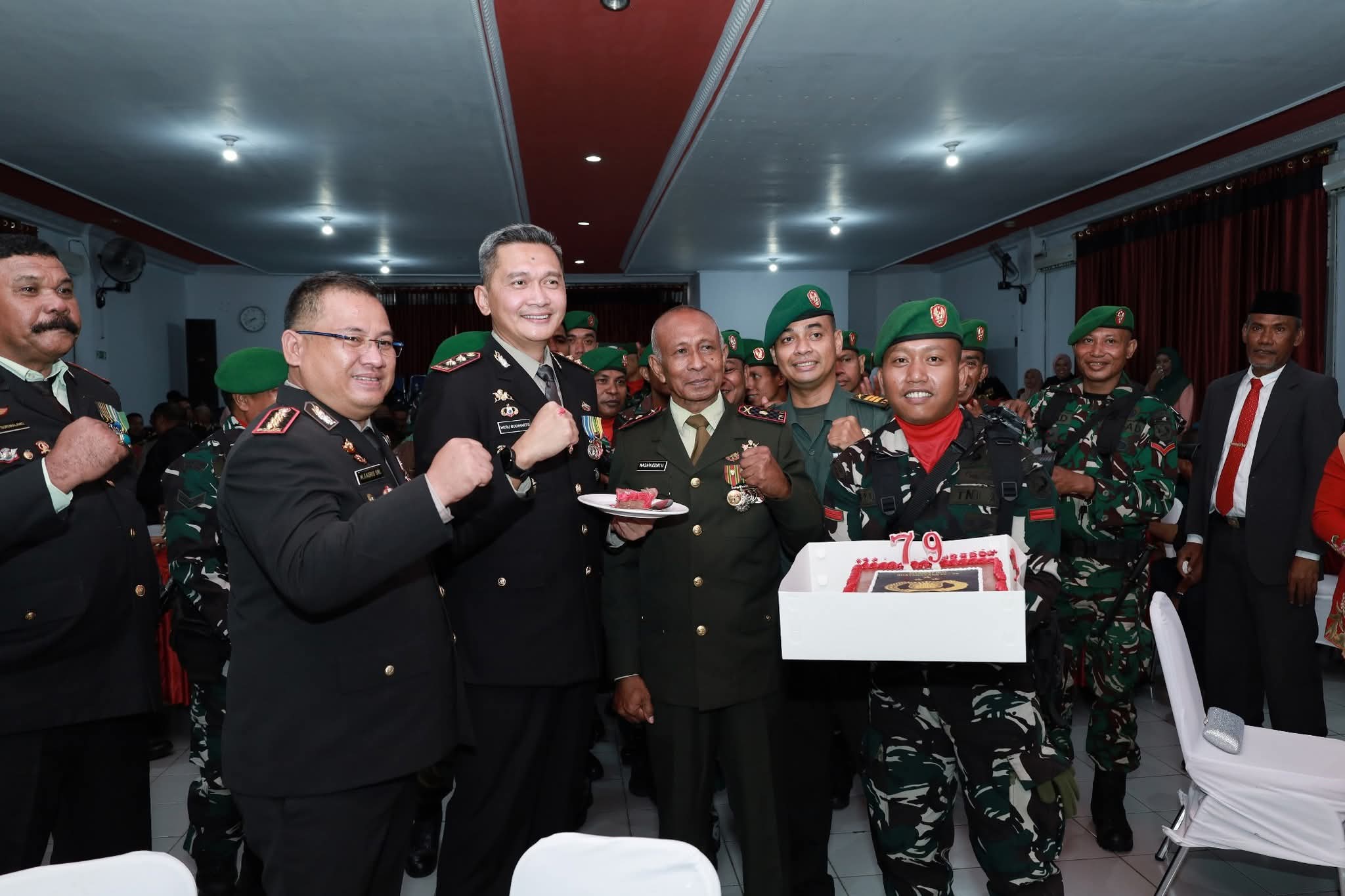 Sinergitas TNI-Polri Terlihat di Hari Bhayangkara, Kodim 1505 Tidore Beri Kejutan Ulang Tahun untuk Polresta Tidore
