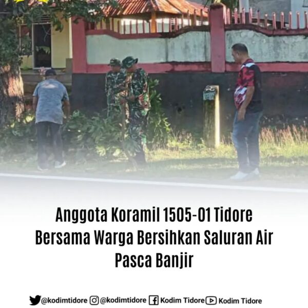 Anggota Koramil 1505-01 Tidore Bersama Warga Bersihkan Saluran Air Pasca Banjir
