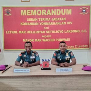 Tongkat Komando Danyonmarhanlan XIV Sorong Bergeser: Letkol Marinir Helilintar Serahkan Memorandum kepada Mayor Marinir Wachid