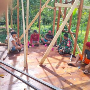 Babinsa Koramil 1710-06/Agimuga Laksanakan Komsos Untuk Mengetahui Situasi Di Wilayah Binaannya