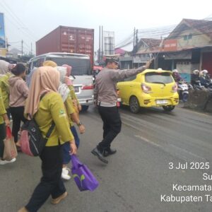 Anggota Polsek Cikupa Laksanakan Protap Pagi di Depan PT. Cingluh, Ciptakan Rasa Aman bagi Pengguna Jalan