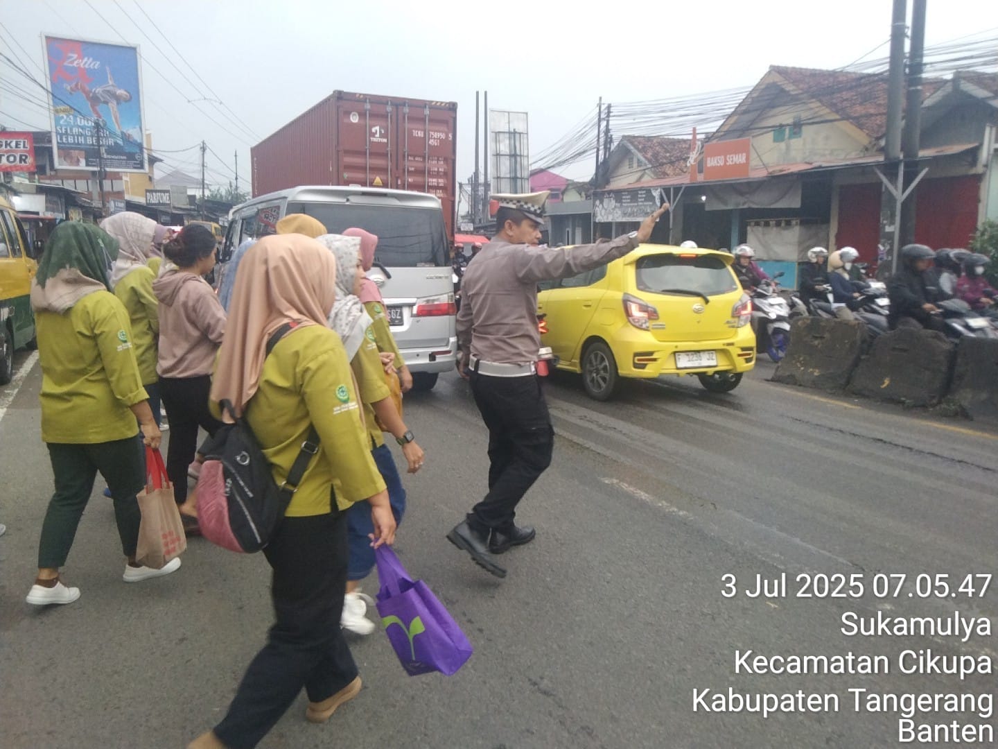 Anggota Polsek Cikupa Laksanakan Protap Pagi di Depan PT. Cingluh, Ciptakan Rasa Aman bagi Pengguna Jalan