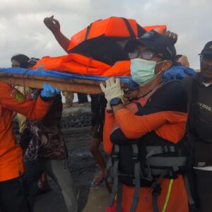 TNI Kerahkan Kekuatan Laut dan Udara Respon Cepat Tenggelamnya KMP Tunu Pratama Jaya