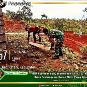 Babinsa Desa Persiapan Loman Ramil 1512-02/Patani Bantu Warga Bangun Rumah Melalui Karya Bakti