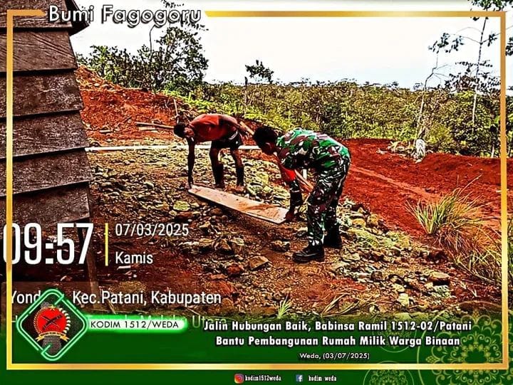 Babinsa Desa Persiapan Loman Ramil 1512-02/Patani Bantu Warga Bangun Rumah Melalui Karya Bakti