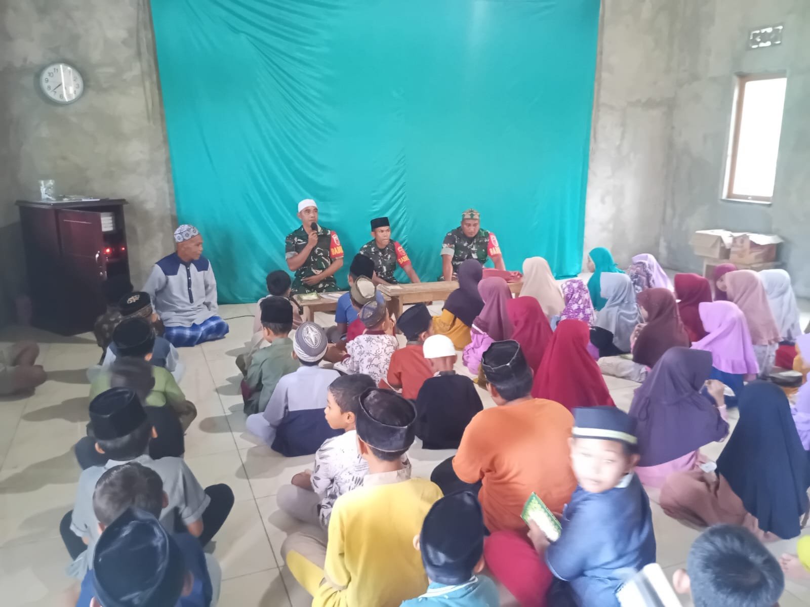 Koramil 1505-02/Wasile Berbagi Makanan Gratis Dalam Jumat Berkah Untuk Anak-Anak TPQ Al ISLAH