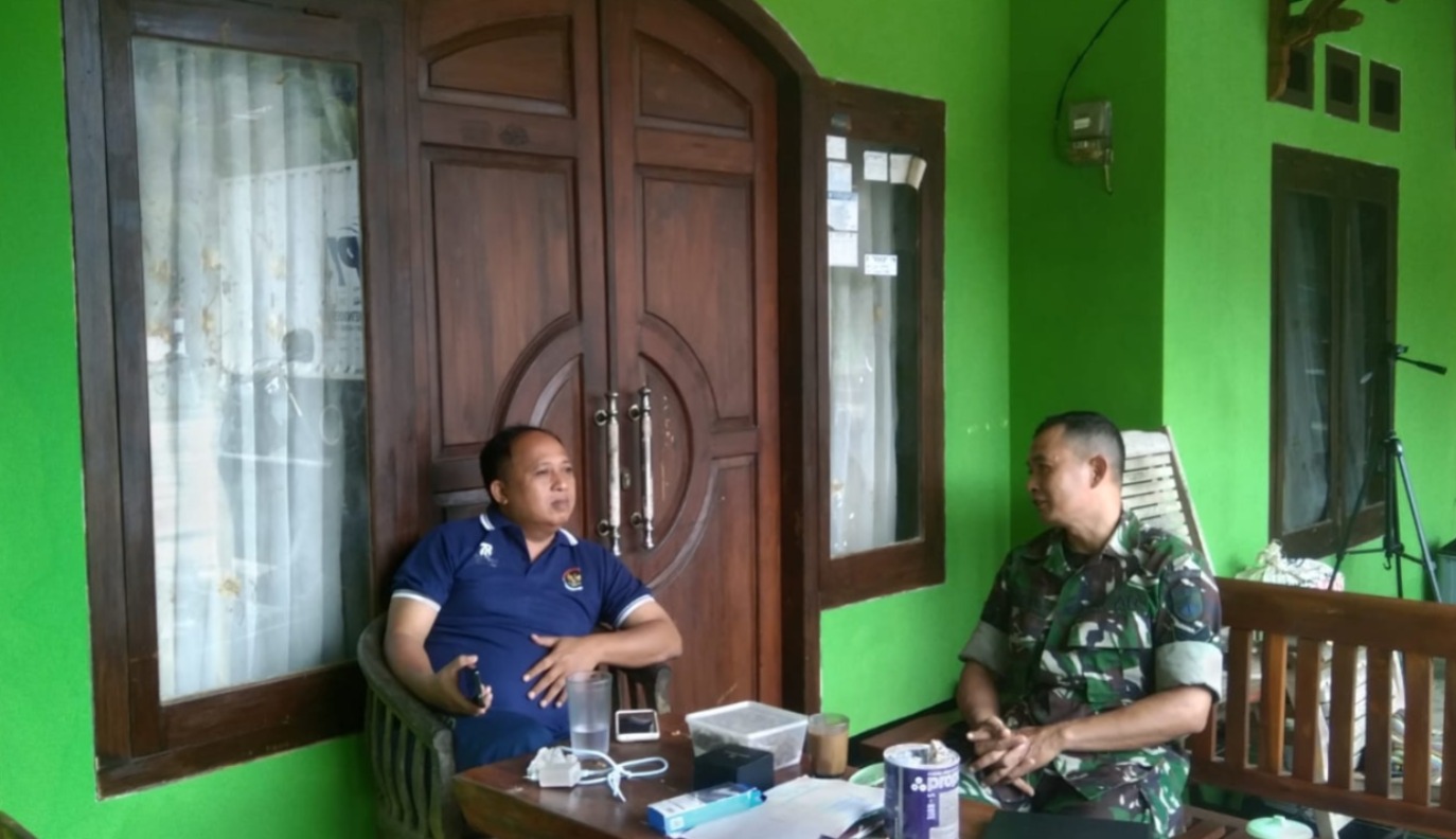Komsos Bersama Kadus Guntur, Babinsa Koramil Paranggupito Bahas Ini