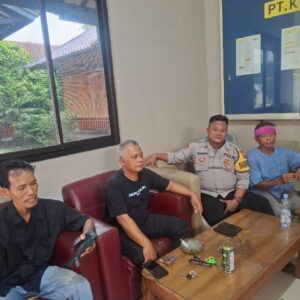 Bripka Suheri Wijaya Sambangi Warga Desa Talaga, Jalin Silaturahmi dan Sampaikan Pesan Kamtibmas