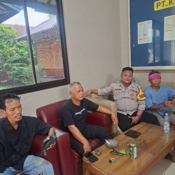 Bripka Suheri Wijaya Sambangi Warga Desa Talaga, Jalin Silaturahmi dan Sampaikan Pesan Kamtibmas