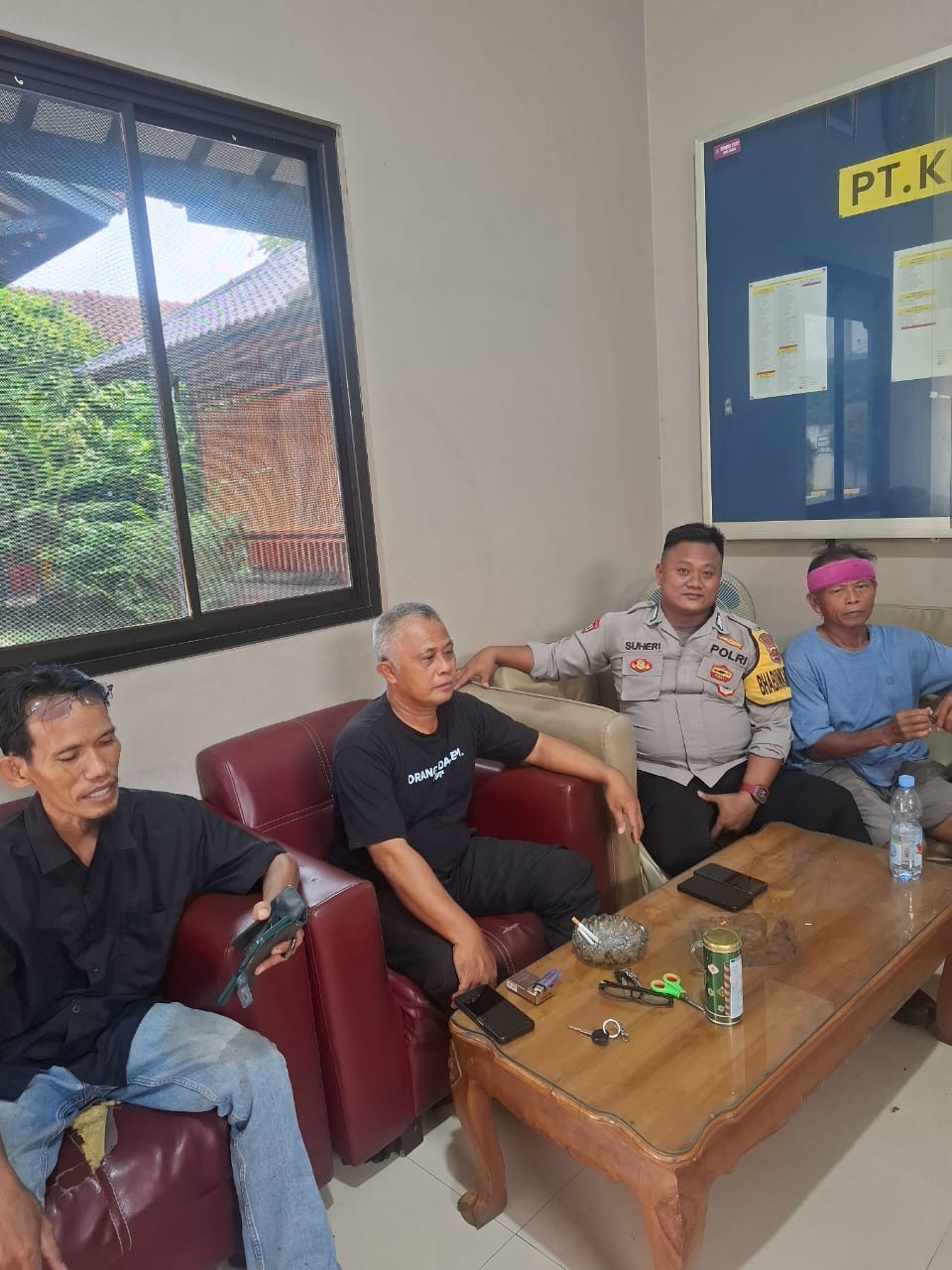 Bripka Suheri Wijaya Sambangi Warga Desa Talaga, Jalin Silaturahmi dan Sampaikan Pesan Kamtibmas