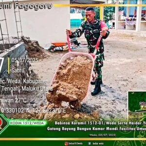 Babinsa Desa Wedana Ramil 1512-01/Weda, Karbak Pembuatan WC Umum di Pasar