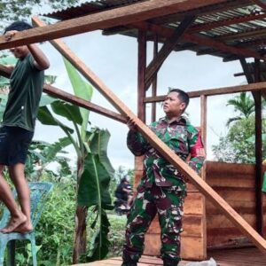 Babinsa Koramil 1710-07/Mapurujaya Laksanakan Komsos dan Bantu Warga Bangun Rumah