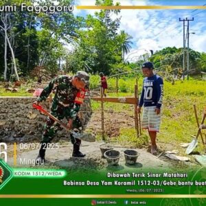 Penuh Semangat, Babinsa Desa Yam Ramil 1512-03/Gebe Bantu Warga Bangun Pondasi Rumah